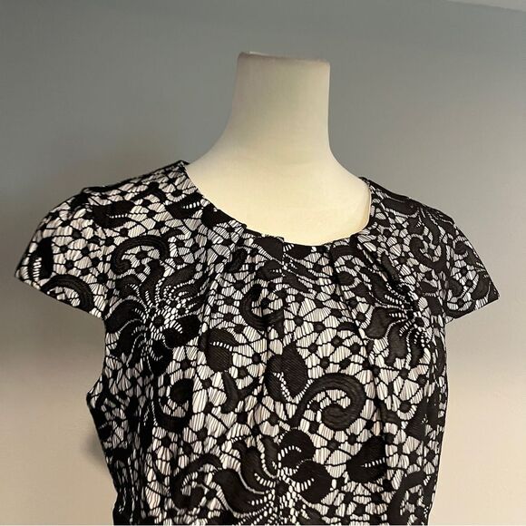 Cap sleeve knee length dress with flattering lace details size 12 - Picture 2 of 14